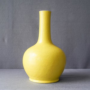Un vase en porcelaine de Chine en jaune monochrome à décor incisé, marque Zai Fu Tang Zhi, 19ème — photo 7