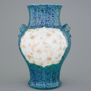 Un vase en porcelaine de Chine en oeuf de rouge-gorge et faux marbre, marque de Qianlong, 20ème — photo 3