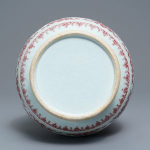 Un vase en porcelaine de Chine en rouge de cuivre à décor de lotus, Qianlong — photo 5