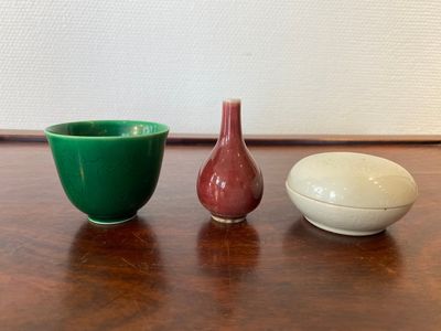 Un vase en porcelaine de Chine en rouge de cuivre, un bol à thé en vert et une boîte couverte en blanc à décor anhua, 19/20ème — photo 1