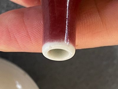 Un vase en porcelaine de Chine en rouge de cuivre, un bol à thé en vert et une boîte couverte en blanc à décor anhua, 19/20ème — photo 14