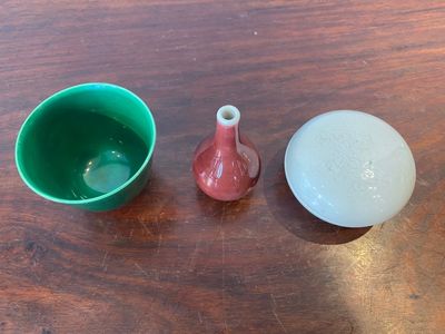 Un vase en porcelaine de Chine en rouge de cuivre, un bol à thé en vert et une boîte couverte en blanc à décor anhua, 19/20ème — photo 2