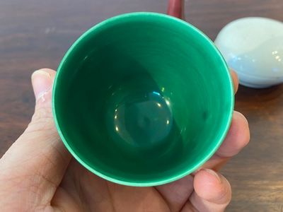 Un vase en porcelaine de Chine en rouge de cuivre, un bol à thé en vert et une boîte couverte en blanc à décor anhua, 19/20ème — photo 5