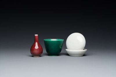 Un vase en porcelaine de Chine en rouge de cuivre, un bol à thé en vert et une boîte couverte en blanc à décor anhua, 19/20ème