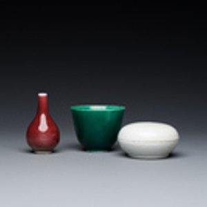 Un vase en porcelaine de Chine en rouge de cuivre, un bol à thé en vert et une boîte couverte en blanc à décor anhua, 19/20ème — photo 2
