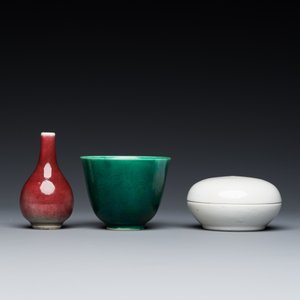 Un vase en porcelaine de Chine en rouge de cuivre, un bol à thé en vert et une boîte couverte en blanc à décor anhua, 19/20ème — photo 6