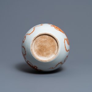 Un vase en porcelaine de Chine en rouge de fer à décor de lions bouddhistes, 20ème — photo 7