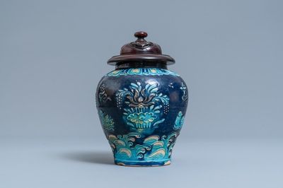 Un vase en porcelaine de Chine fahua à décor de canards mandarins, Ming