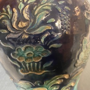 Un vase en porcelaine de Chine fahua à décor de canards mandarins, Ming — photo 17