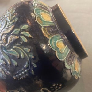 Un vase en porcelaine de Chine fahua à décor de canards mandarins, Ming — photo 18