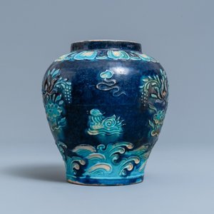 Un vase en porcelaine de Chine fahua à décor de canards mandarins, Ming — photo 4