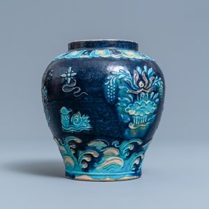 Un vase en porcelaine de Chine fahua à décor de canards mandarins, Ming — photo 5