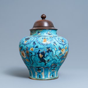 Un vase en porcelaine de Chine fahua à décor de lions bouddhistes, Ming — photo 1