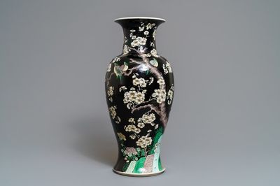 Un vase en porcelaine de Chine famille noire à décor d'oiseaux parmi fleurs, Kangxi