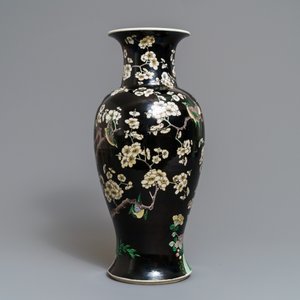 Un vase en porcelaine de Chine famille noire à décor d'oiseaux parmi fleurs, Kangxi — photo 2