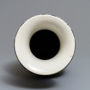 Un vase en porcelaine de Chine famille noire à décor d'oiseaux parmi fleurs, Kangxi — photo 5
