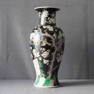 Un vase en porcelaine de Chine famille noire à décor d'oiseaux parmi fleurs, Kangxi — photo 10