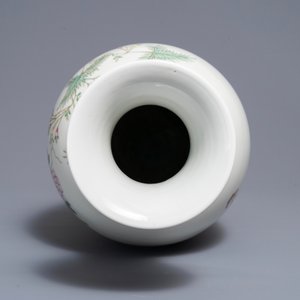 Un vase en porcelaine de Chine famille rose, 19/20ème — photo 5