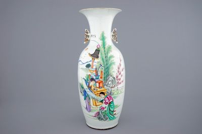 Un vase en porcelaine de Chine famille rose, 19/20ème