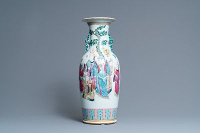 Un vase en porcelaine de Chine famille rose, 19ème
