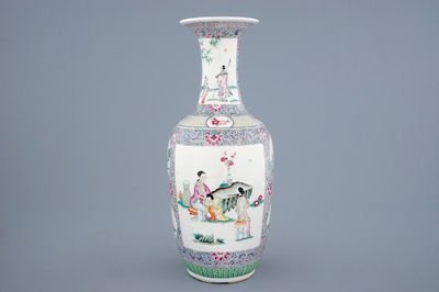 Un vase en porcelaine de Chine famille rose, 19ème