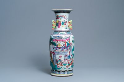 Un vase en porcelaine de Chine famille rose, 19ème