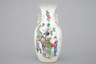 Un vase en porcelaine de Chine famille rose, 19ème