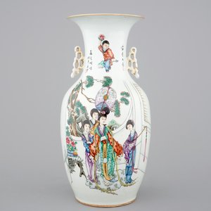 Un vase en porcelaine de Chine famille rose, 19ème — photo 1