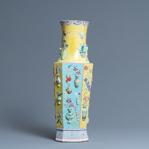 Un vase en porcelaine de Chine famille rose à décor appliqué d'antiquités, 19ème — photo 4
