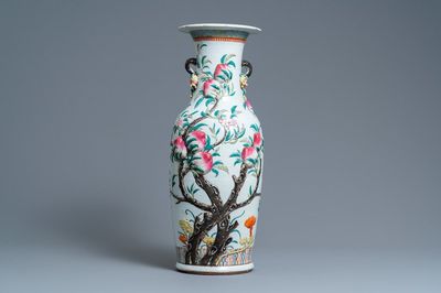 Un vase en porcelaine de Chine famille rose à décor appliqué de neuf pêches, 19ème