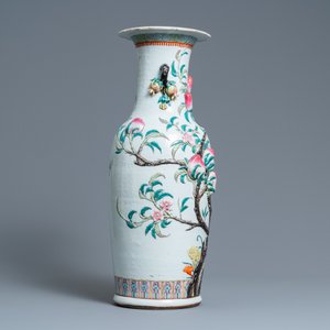 Un vase en porcelaine de Chine famille rose à décor appliqué de neuf pêches, 19ème — photo 2