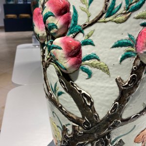 Un vase en porcelaine de Chine famille rose à décor appliqué de neuf pêches, 19ème — photo 22