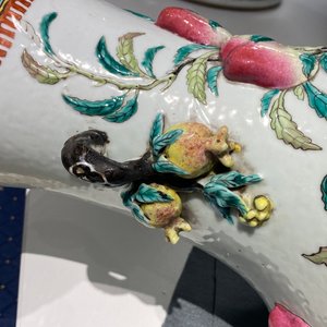 Un vase en porcelaine de Chine famille rose à décor appliqué de neuf pêches, 19ème — photo 28