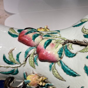 Un vase en porcelaine de Chine famille rose à décor appliqué de neuf pêches, 19ème — photo 30