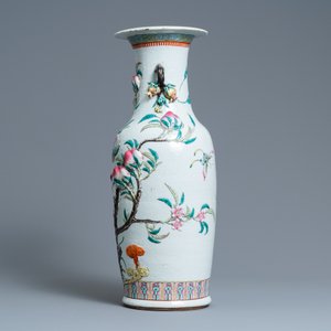 Un vase en porcelaine de Chine famille rose à décor appliqué de neuf pêches, 19ème — photo 4
