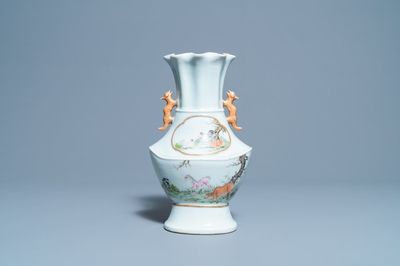 Un vase en porcelaine de Chine famille rose à décor d'animaux, 19/20ème