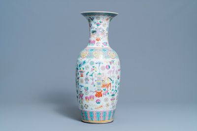 Un vase en porcelaine de Chine famille rose à décor d'antiquités, 19ème