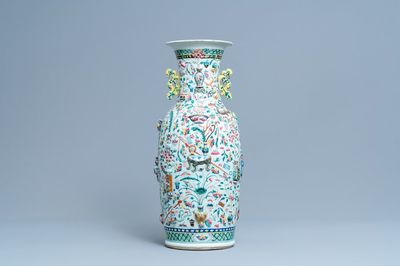 Un vase en porcelaine de Chine famille rose à décor d'antiquités en relief, 19ème