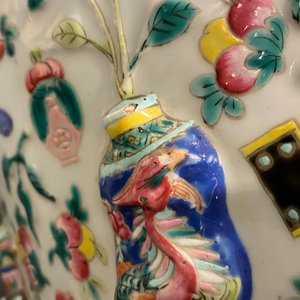 Un vase en porcelaine de Chine famille rose à décor d'antiquités en relief, 19ème — photo 17