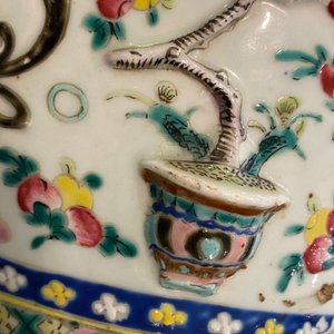 Un vase en porcelaine de Chine famille rose à décor d'antiquités en relief, 19ème — photo 18