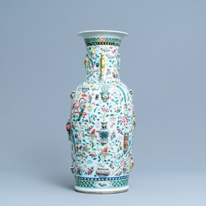 Un vase en porcelaine de Chine famille rose à décor d'antiquités en relief, 19ème — photo 2