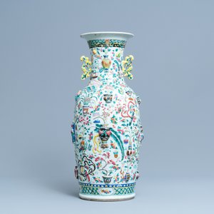 Un vase en porcelaine de Chine famille rose à décor d'antiquités en relief, 19ème — photo 3