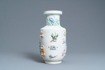 Un vase en porcelaine de Chine famille rose à décor d'antiquités en relief, Yongzheng
