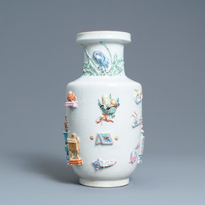 Un vase en porcelaine de Chine famille rose à décor d'antiquités en relief, Yongzheng — photo 1