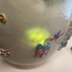 Un vase en porcelaine de Chine famille rose à décor d'antiquités en relief, Yongzheng — photo 12