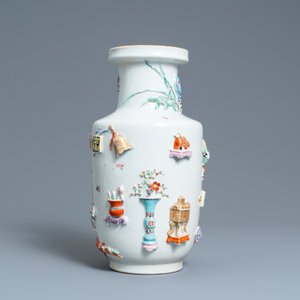 Un vase en porcelaine de Chine famille rose à décor d'antiquités en relief, Yongzheng — photo 2