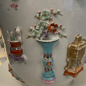 Un vase en porcelaine de Chine famille rose à décor d'antiquités en relief, Yongzheng — photo 22