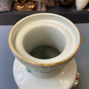 Un vase en porcelaine de Chine famille rose à décor d'antiquités en relief, Yongzheng — photo 25