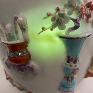 Un vase en porcelaine de Chine famille rose à décor d'antiquités en relief, Yongzheng — photo 7