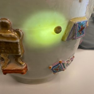 Un vase en porcelaine de Chine famille rose à décor d'antiquités en relief, Yongzheng — photo 9